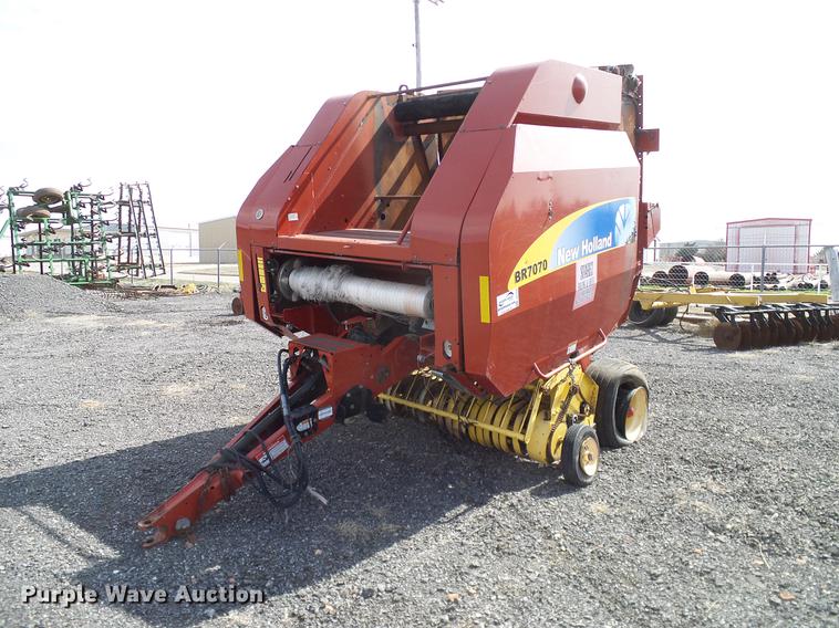 image for item DD1354 2011 New Holland BR7070 round baler