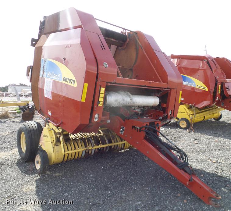 image for item DD1354 2011 New Holland BR7070 round baler