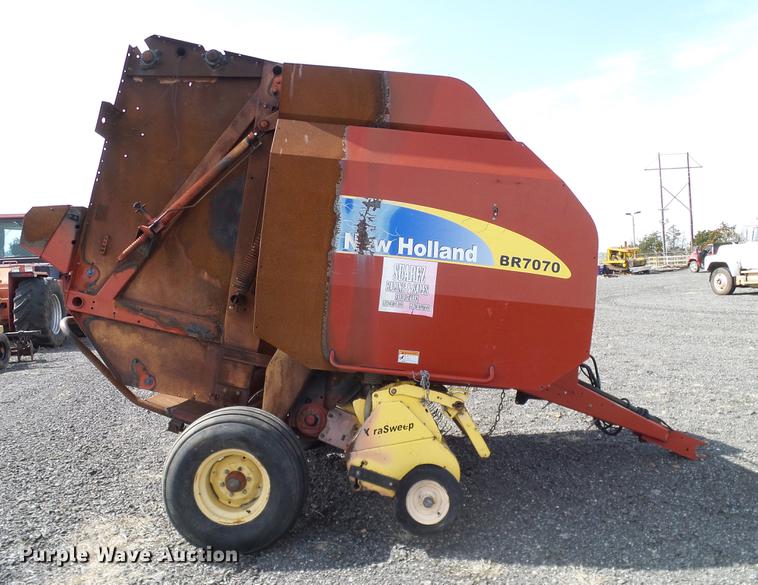 image for item DD1354 2011 New Holland BR7070 round baler