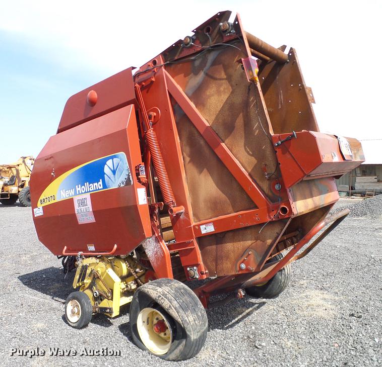 image for item DD1354 2011 New Holland BR7070 round baler