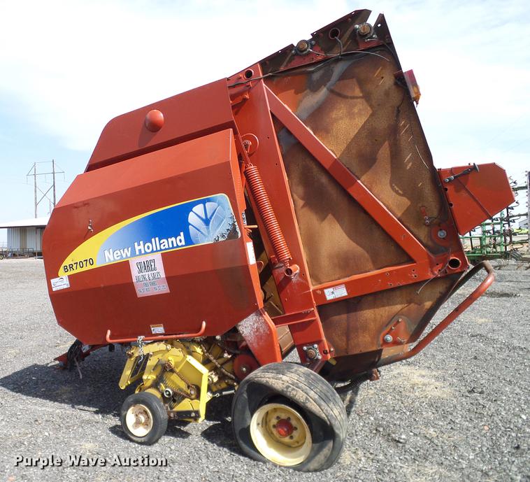 image for item DD1354 2011 New Holland BR7070 round baler