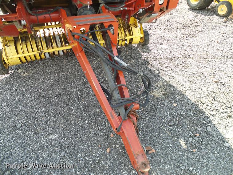 image for item DD1354 2011 New Holland BR7070 round baler