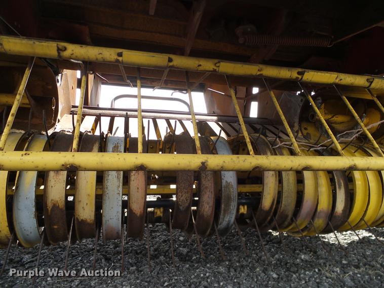 image for item DD1354 2011 New Holland BR7070 round baler