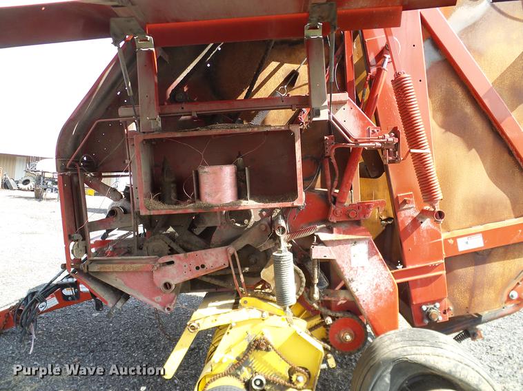 image for item DD1354 2011 New Holland BR7070 round baler