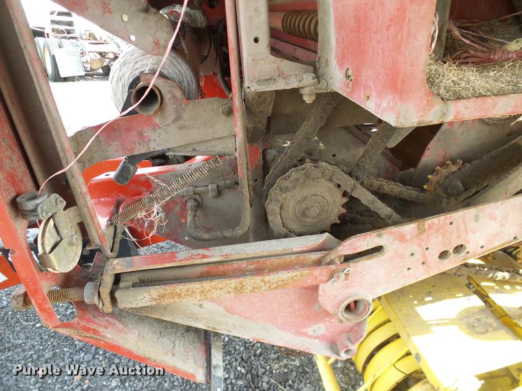 image for item DD1354 2011 New Holland BR7070 round baler