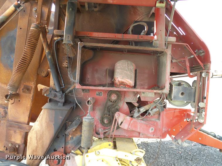 image for item DD1354 2011 New Holland BR7070 round baler