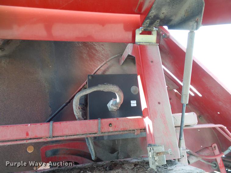 image for item DD1354 2011 New Holland BR7070 round baler