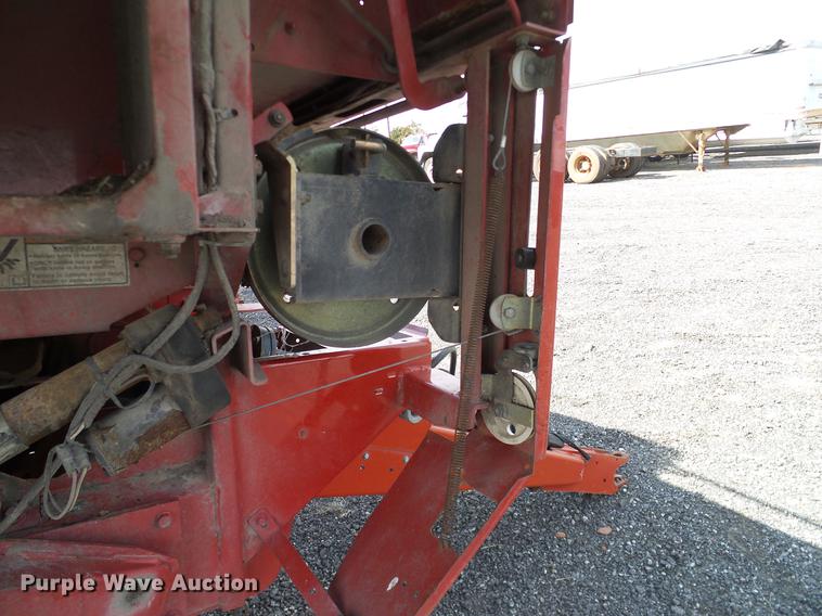 image for item DD1354 2011 New Holland BR7070 round baler