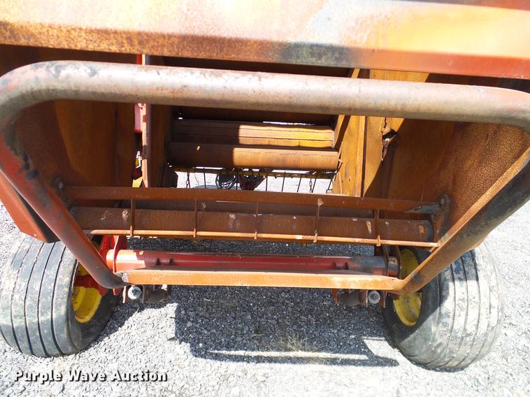 image for item DD1354 2011 New Holland BR7070 round baler