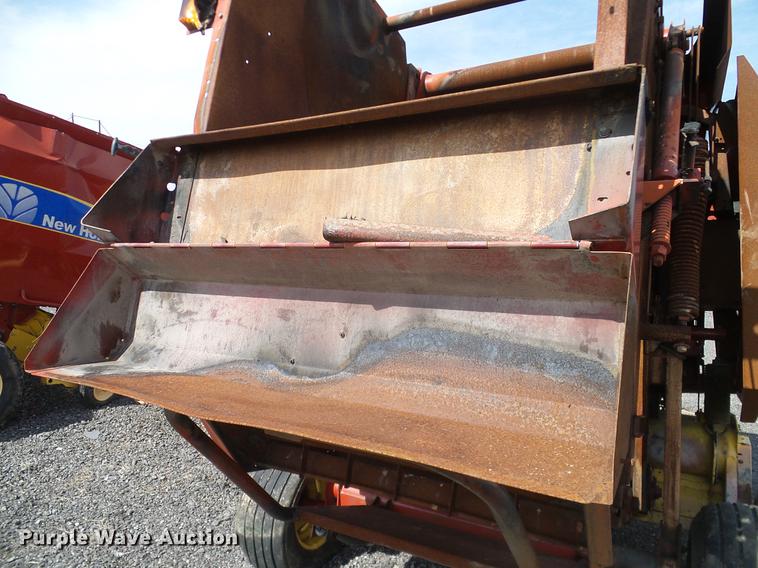 image for item DD1354 2011 New Holland BR7070 round baler