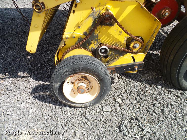 image for item DD1354 2011 New Holland BR7070 round baler