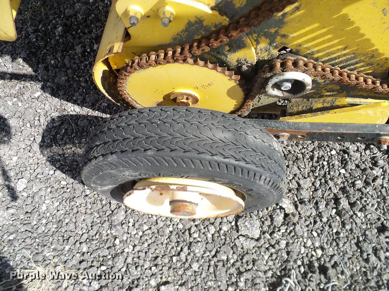 image for item DD1354 2011 New Holland BR7070 round baler