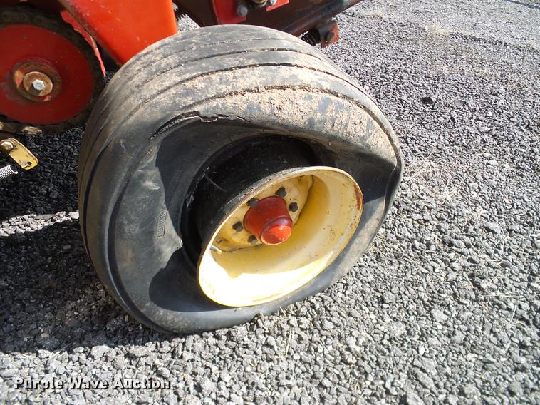 image for item DD1354 2011 New Holland BR7070 round baler