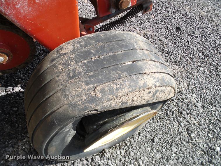 image for item DD1354 2011 New Holland BR7070 round baler