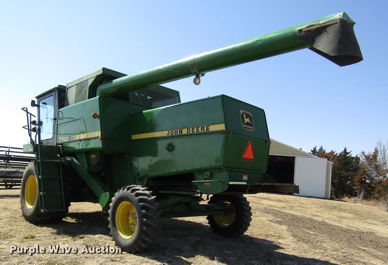 image for item DD8744 1987 John Deere 7720 combine