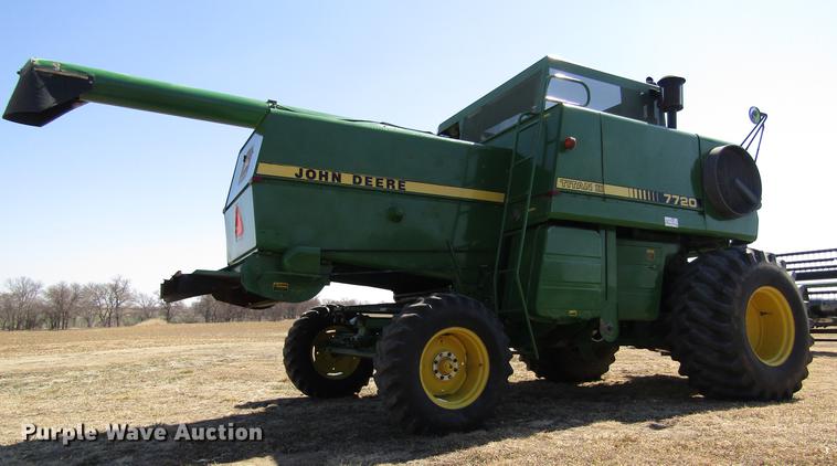 image for item DD8744 1987 John Deere 7720 combine