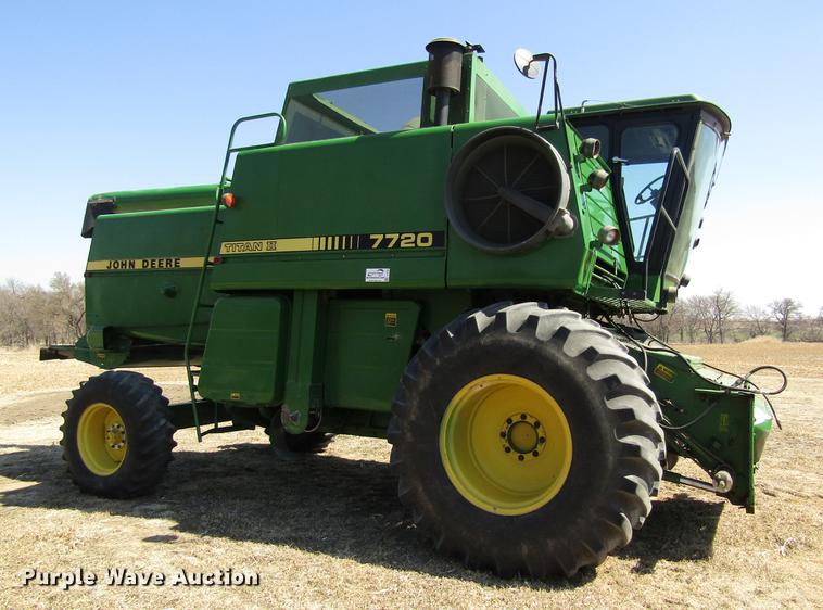 image for item DD8744 1987 John Deere 7720 combine