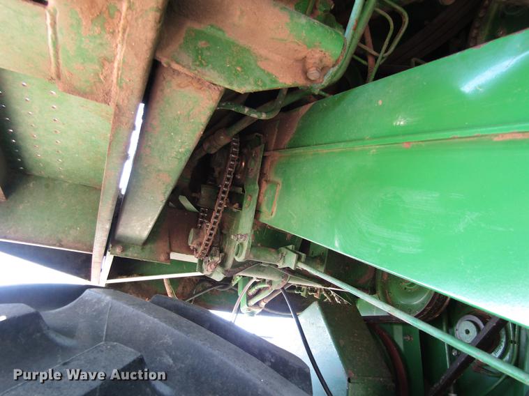 image for item DD8744 1987 John Deere 7720 combine