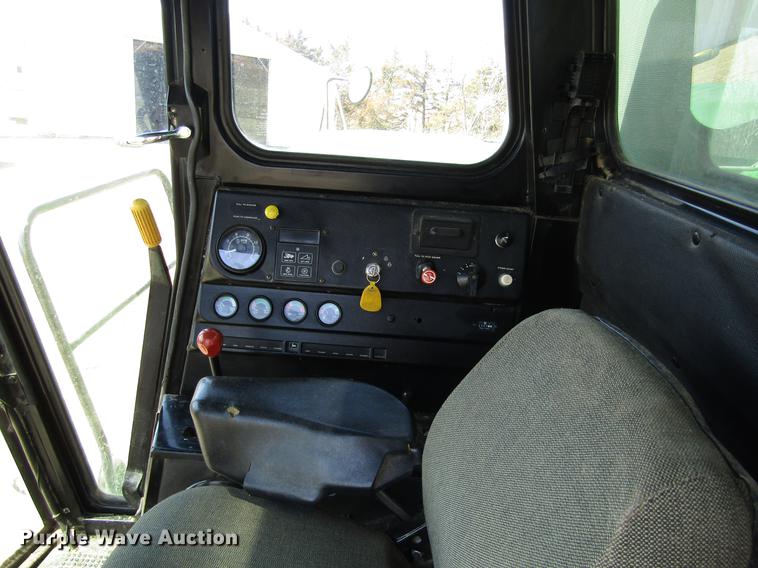 image for item DD8744 1987 John Deere 7720 combine