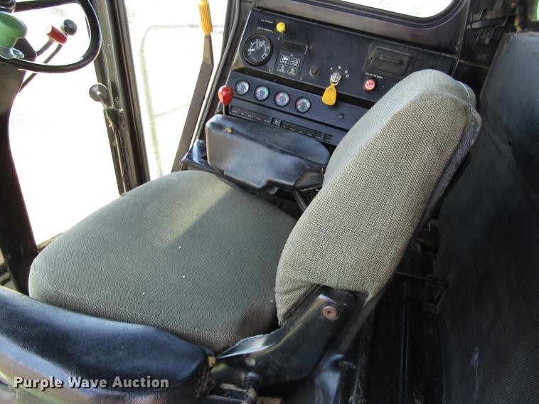 image for item DD8744 1987 John Deere 7720 combine