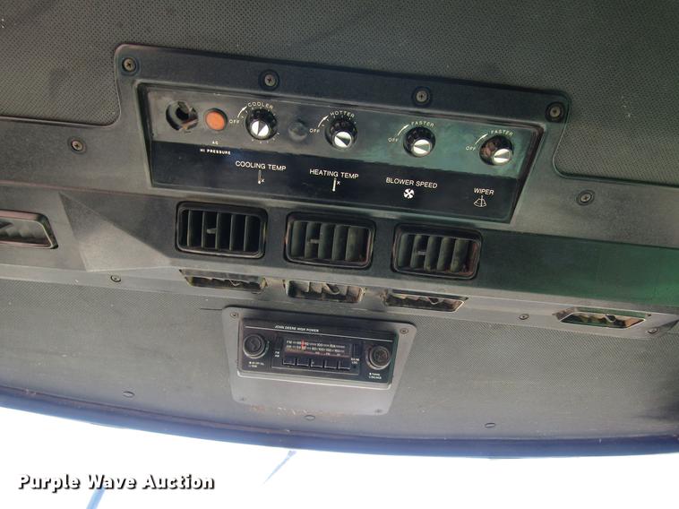 image for item DD8744 1987 John Deere 7720 combine