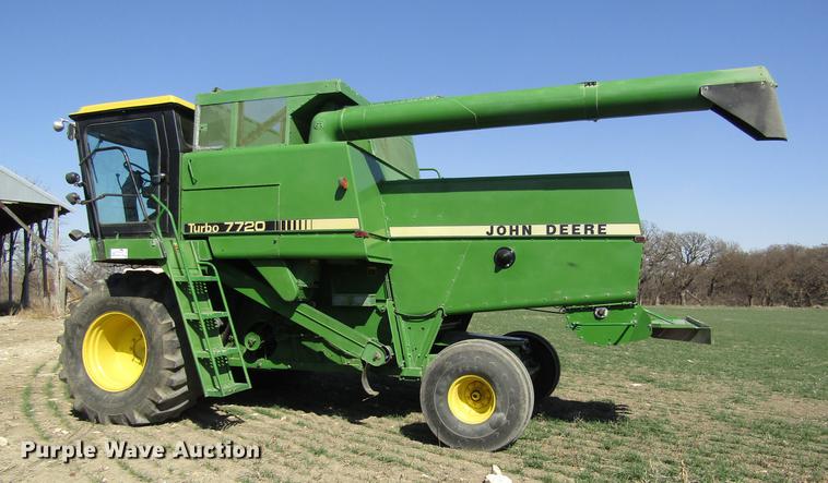 image for item DD8748 1980 John Deere 7720 combine