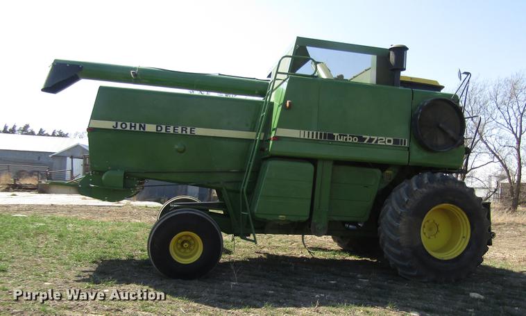 image for item DD8748 1980 John Deere 7720 combine