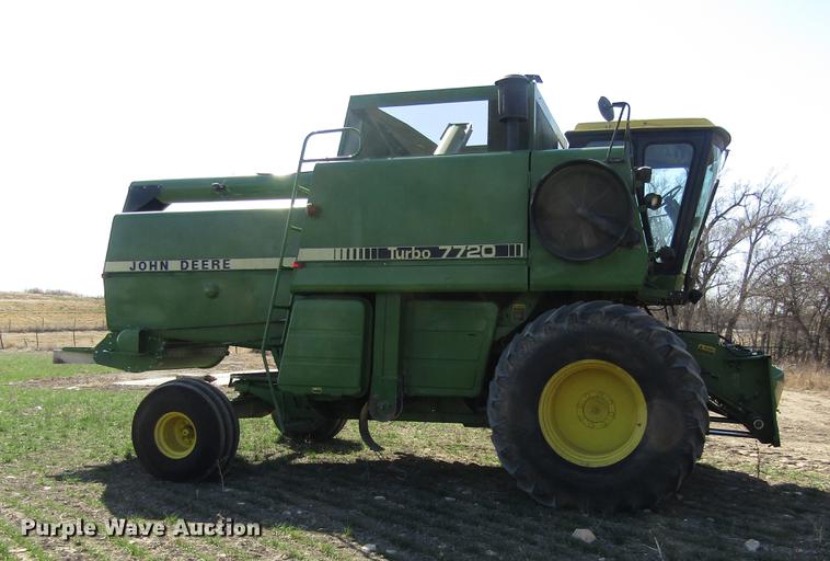 image for item DD8748 1980 John Deere 7720 combine