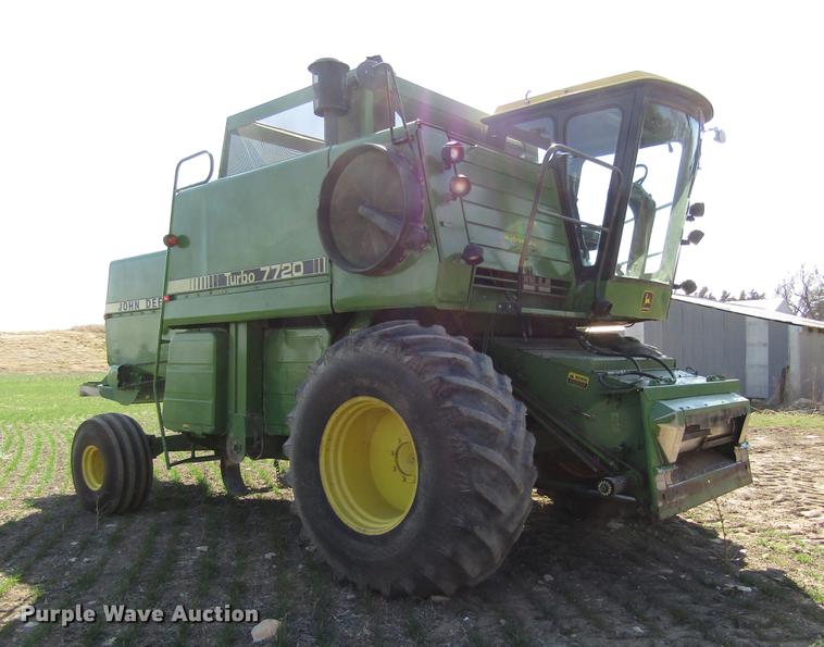 image for item DD8748 1980 John Deere 7720 combine