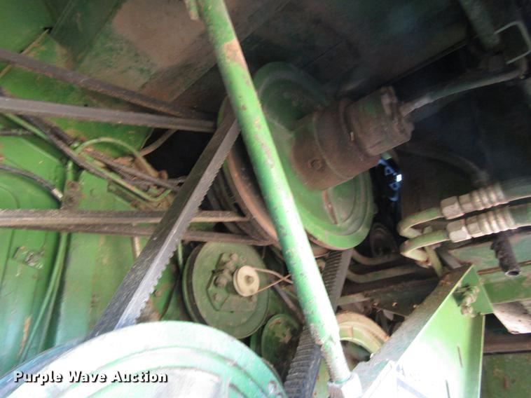 image for item DD8748 1980 John Deere 7720 combine