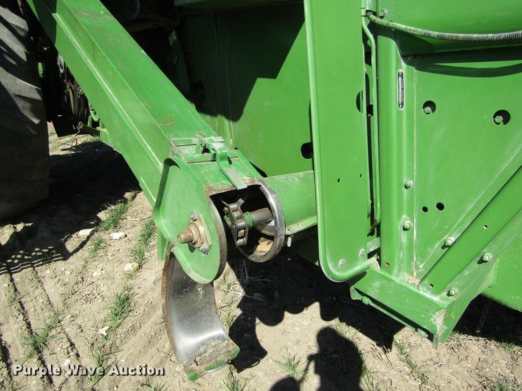 image for item DD8748 1980 John Deere 7720 combine