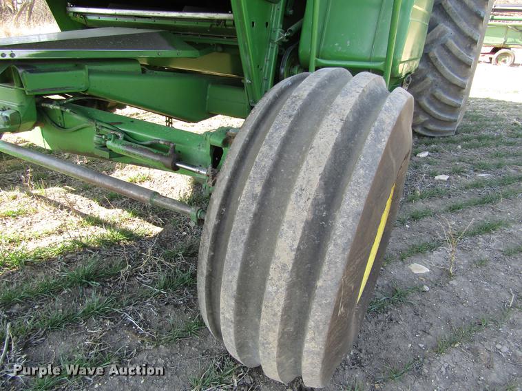 image for item DD8748 1980 John Deere 7720 combine