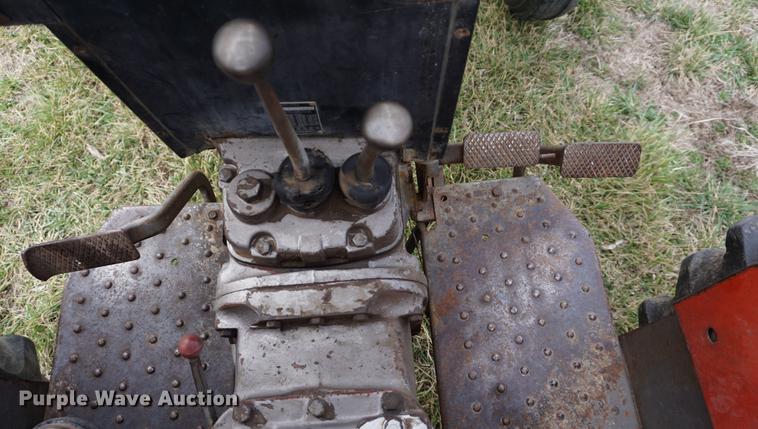 image for item DE3256 1976 Massey Ferguson 275 tractor