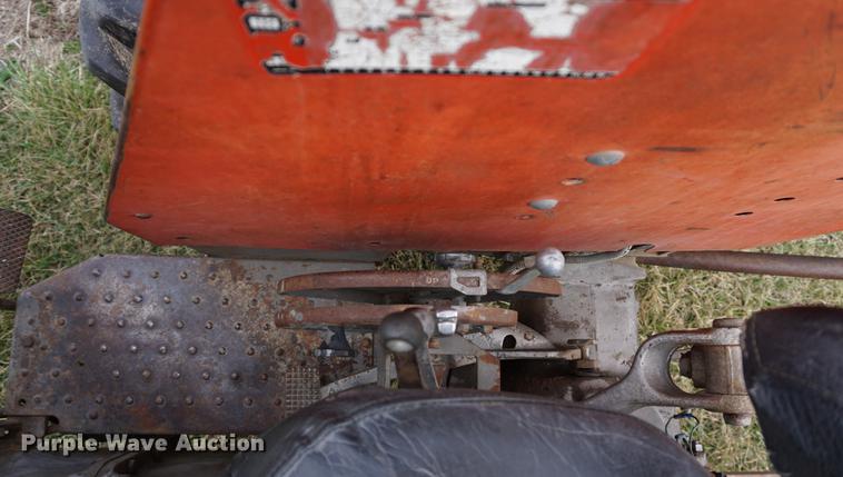 image for item DE3256 1976 Massey Ferguson 275 tractor