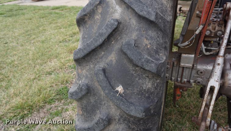 image for item DE3256 1976 Massey Ferguson 275 tractor