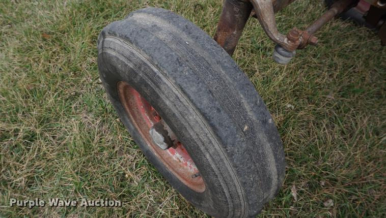 image for item DE3256 1976 Massey Ferguson 275 tractor