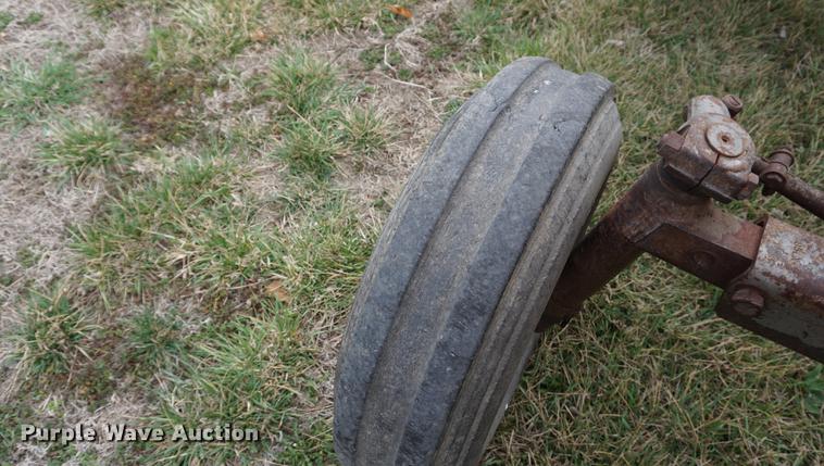 image for item DE3256 1976 Massey Ferguson 275 tractor