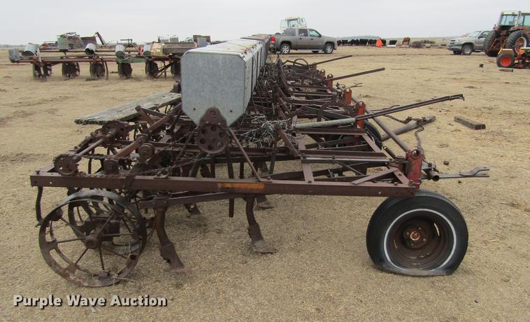 image for item DE6697 Dempster grain drill