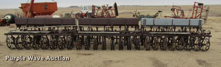 image for item DE6697 Dempster grain drill