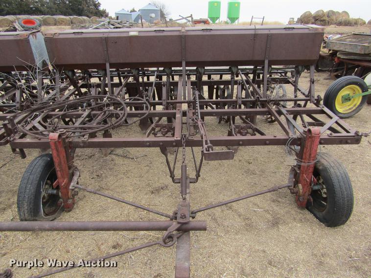 image for item DE6697 Dempster grain drill
