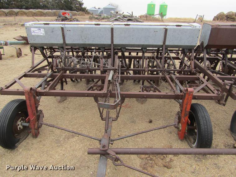 image for item DE6697 Dempster grain drill