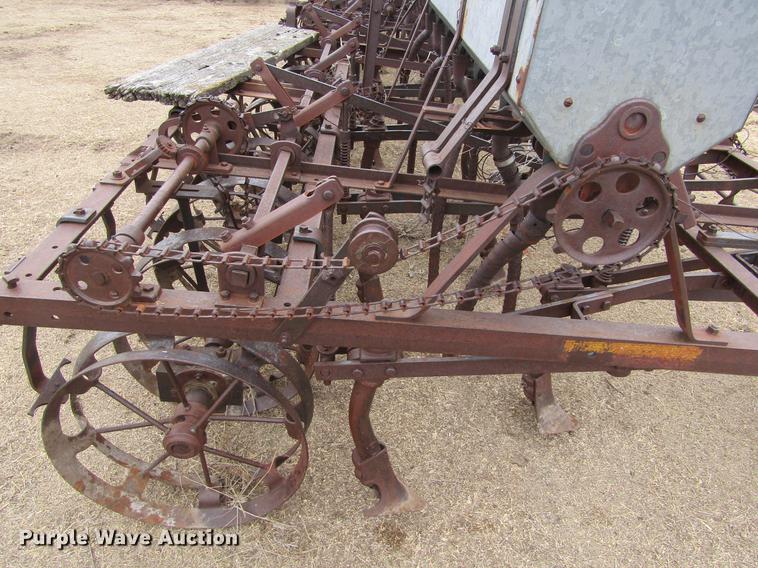 image for item DE6697 Dempster grain drill