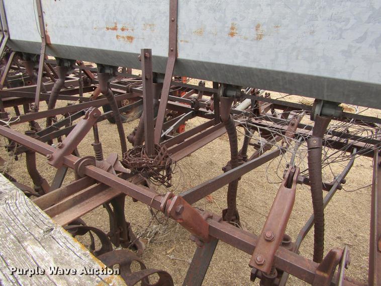 image for item DE6697 Dempster grain drill