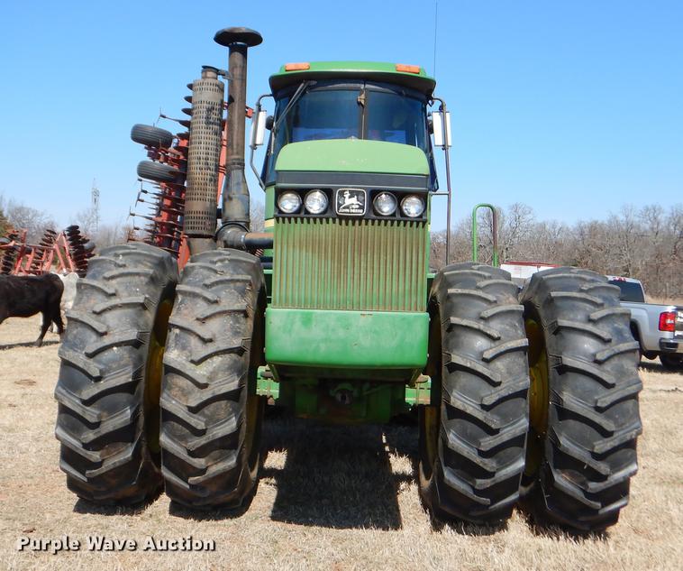 image for item EJ9832 1983 John Deere 8450 4WD tractor