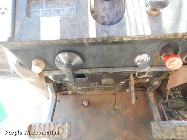 image for item EJ9832 1983 John Deere 8450 4WD tractor