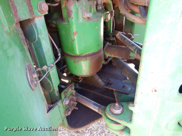 image for item EJ9832 1983 John Deere 8450 4WD tractor