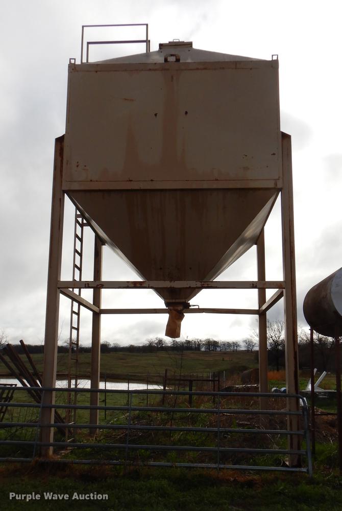 Overhead steel feed bin in Coalgate, OK Item EJ9886 sold Purple Wave