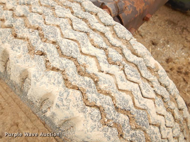 image for item EJ9893 Hesston 70-66 tractor