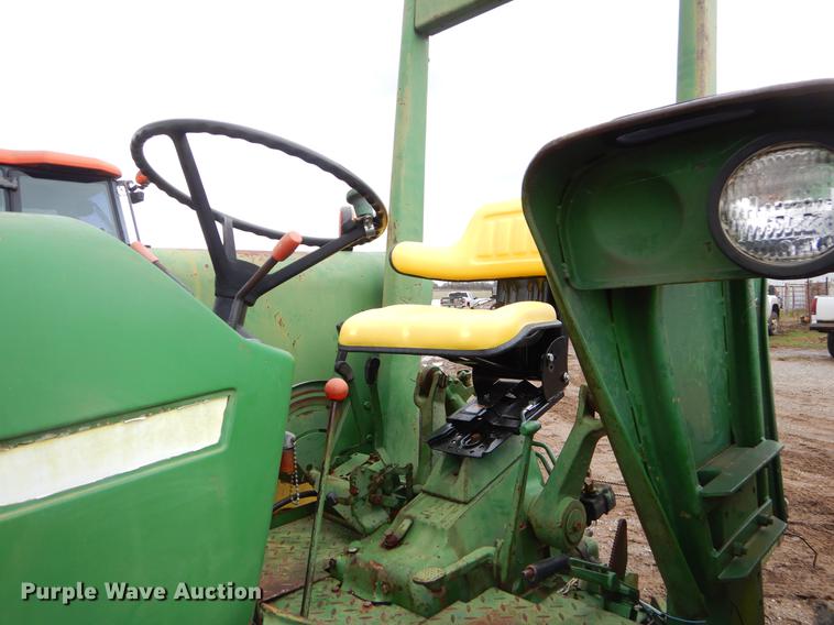 image for item EJ9894 1981 John Deere 2940 tractor