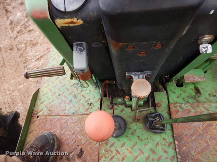 image for item EJ9894 1981 John Deere 2940 tractor